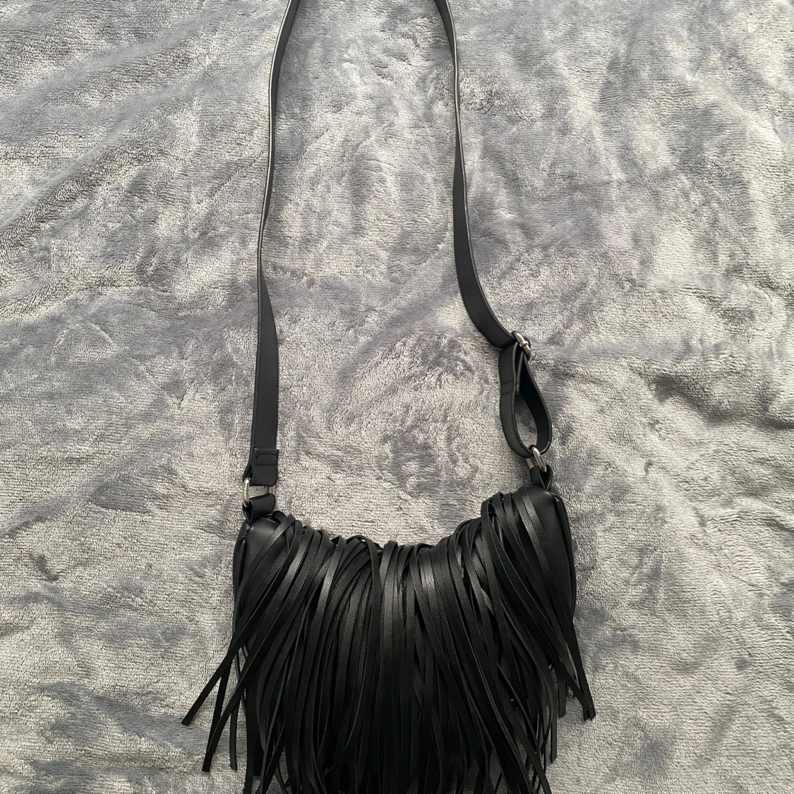 Svart axelväska med fransar från H&M