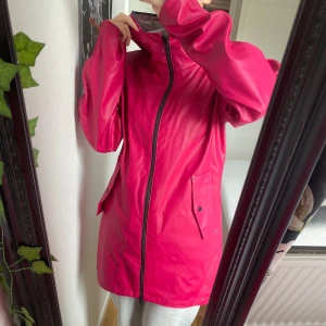 Rosa regnjacka från Didriksons - Snygg rosa regnjacka från Didriksons med fin passform. Bekväm och vattentät, knappt använd och i jättefint skick! Mindre fläckar på insidan som inte syns.