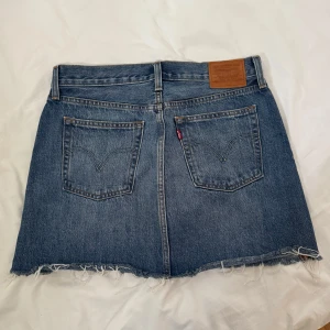 Levis jeanskjol - Jeanskjol från levis, W28 så passar s/m💕💕