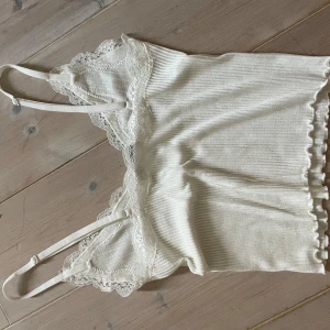 Vit spetstopp - Jättgulligt ribbat spetslinne💗 Köpt på zalando för nått år sedan, endast använd en gång. 