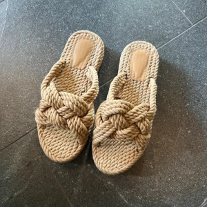 Beiga sandaler H&M - Snygga flätande sandaler i beige. Älskar att de är chunky, det piffar till sommar outfitsen❣️ säljer pga har för många tofflor helt enkelt ❣️