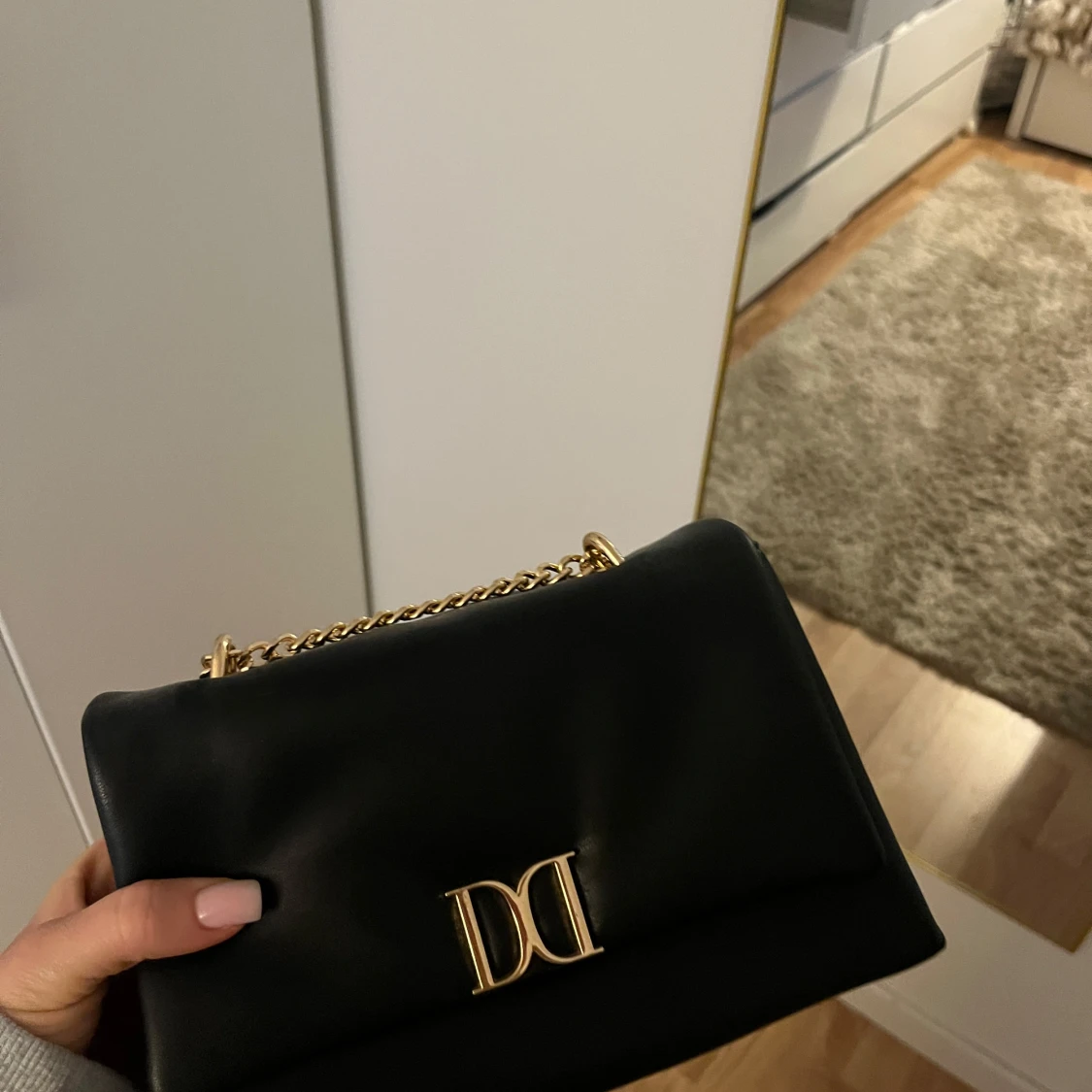 Svart axelväska med guldkedja  - 3