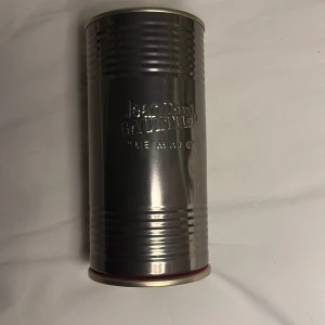 Jean Paul Gaultier Le Male herrparfym - Klassisk herrparfym från Jean Paul Gaultier, Le Male. Flaskan är formad som en manlig torso i blått glas med horisontella ränder. Kommer i en ikonisk silverfärgad metallburk med präglad logga. Perfekt för dig som gillar unika och stilrena dofter. Knappt använd och finns ungefär 35 ml kvar.