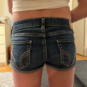 Hollister jeansshorts - Lågmidjade jeansshorts från Hollister. Midjemått rakt över: 32 cm. Följ gärna då jag snart kommer lägga upp fler liknande shorts! Och tryck gärna köp nu! 💞💕