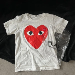 Cdg  - Säljer min Cdg t shirt för jag använder den aldrig längre. PRIS EJ FAST !
