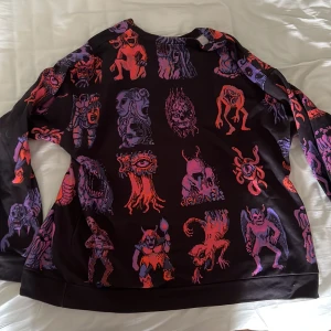 Kikillo 8-bit Horror Sweater (3XL) - Knappast använd, skön material och från Kikillo’s shop.