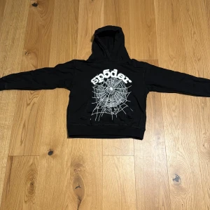 Sp5der hoodie svart - Hej, säljer nu min svarta sp5der hoodie i jätte fint skick pga att jag inte använder den längre. Den har två små hål i armen men annars är den helt felfri. Pris kan diskuteras. Hör av er vid frågor.