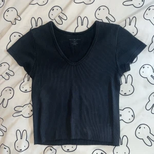 Brandy Mellville topp - Svart topp från Brandy Mellville. Sitter som en crop topp, mått finns på bilderna. 🩷