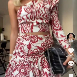 SÖKER detta sett från Zara mönstrigt kort kjol populärt  - SÖKER DETTA!!!! Skriv till mig om ni har det och vill sälja!!! Storlek spelar inte jättestor roll!!!