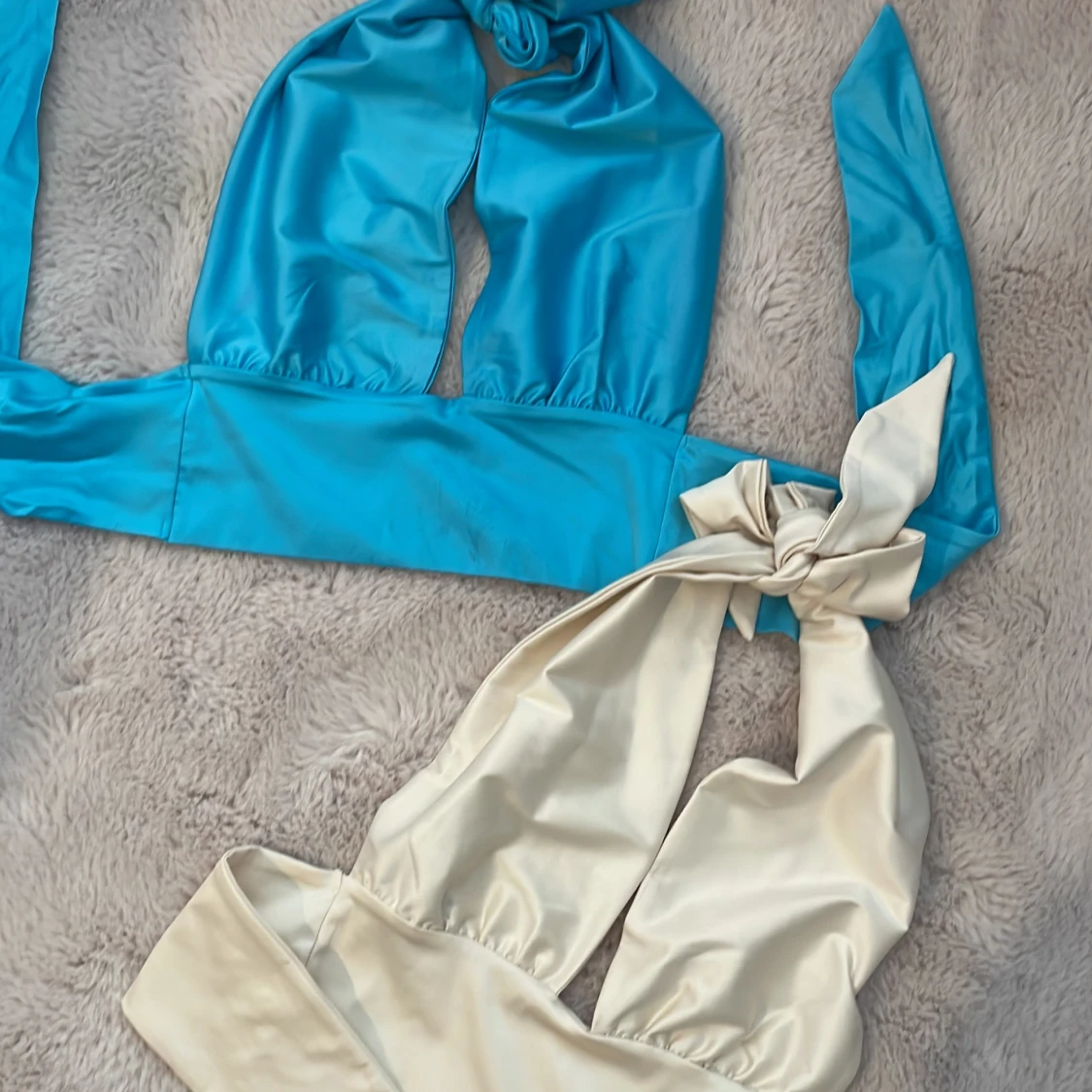 Satinlinnetopp i blått och champagne