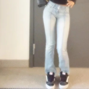 Ljusblå bootcut jeans med hög midja - Säljer ett par ljusblå jeans med bootcut och hög midja. Jeansen har markerade sömmar framtill och klassisk femficksdesign. Snygg passform som framhäver benen och ger en retrovibe. Perfekta till sneakers eller boots. Lite slitningar, kan skicka bild på de privat 