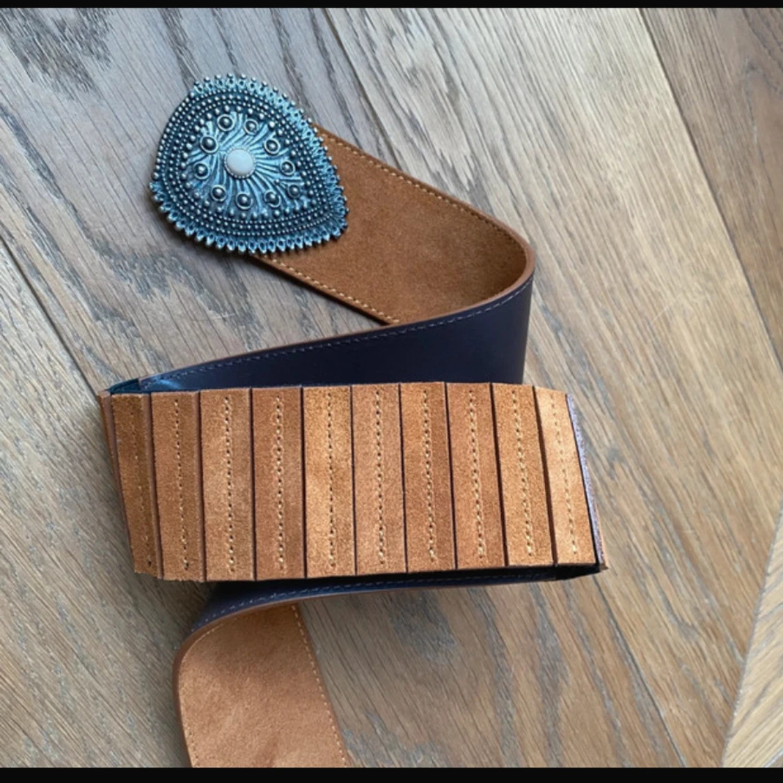 Brunt bälte med dekorativt spänne från Sezane  - 2