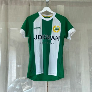 Hammarby Matchtröja - Hemmaställ - Hemmaställ för 2019 Mycket bra skick Storlek: XS (passar även för S om man gillar tajtare passform) Mycket skönt och behagligt sport-material 