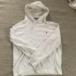 Vit hoodie från Polo Ralph Lauren - Säljer min vita polo Ralph lauren Hoodie, beställt för 800 kr strl M