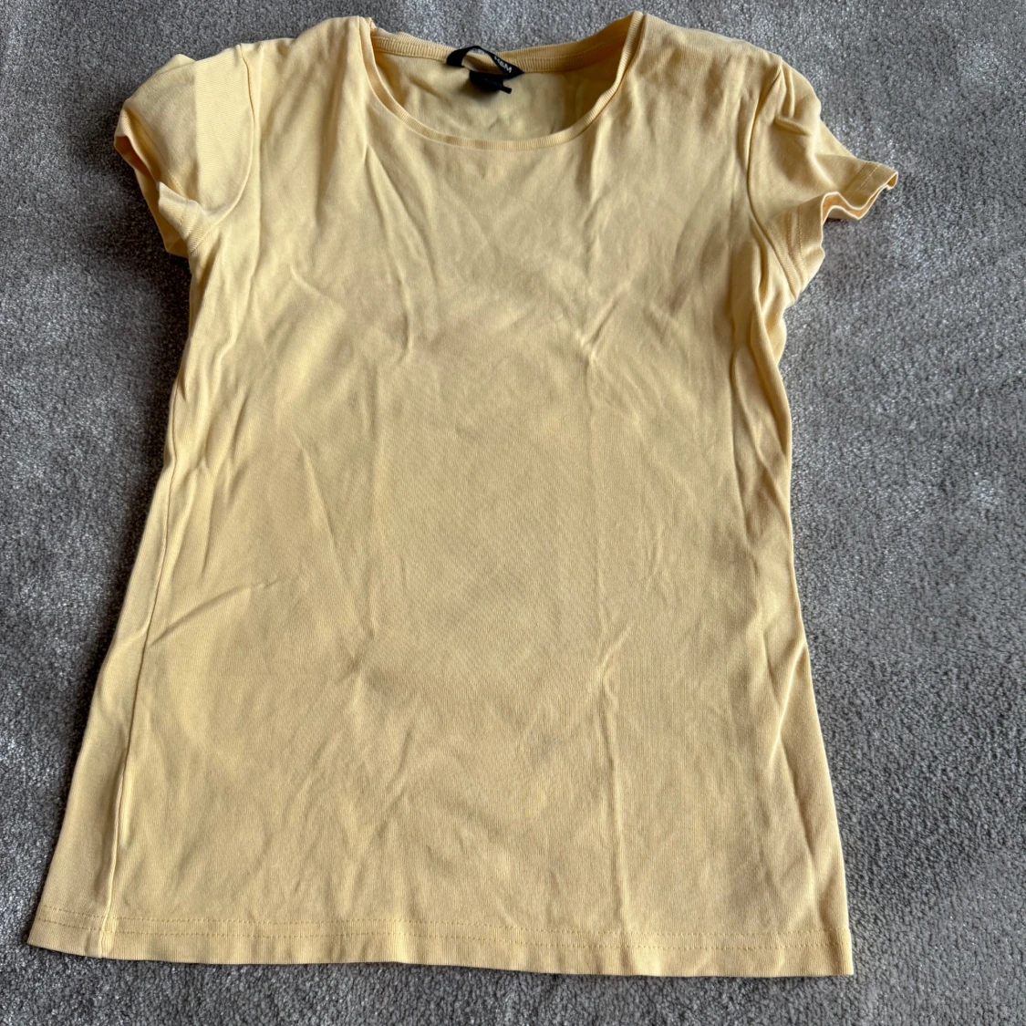 Gul t-shirt från H&M - 1