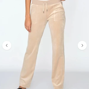 Beiga juicy couture byxor - Säljer ett par beiga Juicy Couture byxor i storlek M. Byxorna har en ljus beige färg såsom på första bilden (det var inte bra ljus på den egentagna bilden). Dem är knappt använda! 