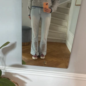 Ljusblå jeans med snörning - Såå snygga ljusblå jeans med unik snörning vid benen. De är utsvängda och passar mig som är 170 lång 💫💫