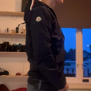 Moncler Windbreaker - Snygg windbreaker från Moncler i bra skick. Modellen är 178cm och väger 66kg