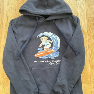 Polo bear hoodie  - Marinblå polo bear by Ralph lauren hoodie med snören storlek M passar S också väldigt bra skick skriv vid funderingar 