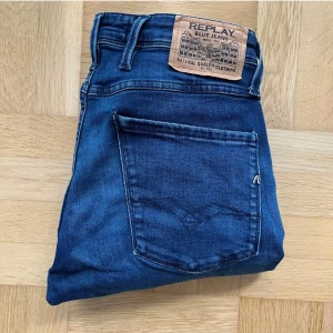 Replay jeans (W30,L32) - Ett par snygga Replay jeans med stretch. Säljer för att de är för små.