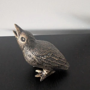 Fågelring i antik guld-look - Unik prydnad i form av en fågel med antik guld-finish. Fågeln har detaljerade fjädrar och öppen näbb, vilket ger ett coolt och konstnärligt intryck. Perfekt dekoration för dig som gillar djurmotiv.