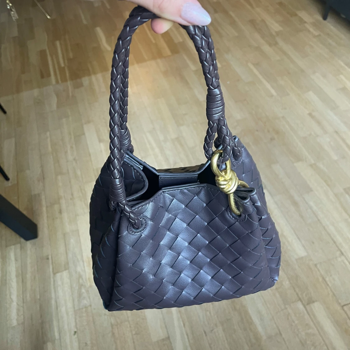 Brun flätad handväska  - 1