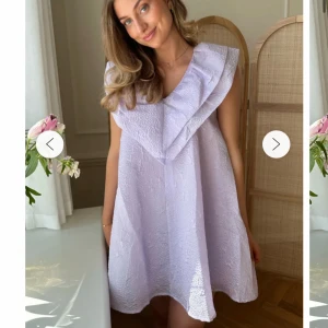 Ljuslila volangklänning - Säljer denna ljuslila sommarklänning med volanger från BY IC, Stl S. Slutsåld men nypris 689 kr💜