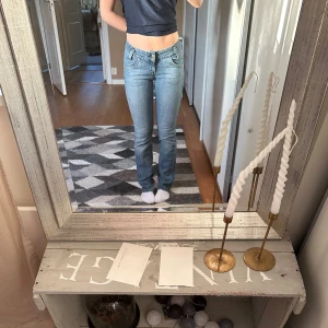  bootcut jeans från Lee - Säljer ett par blå Lee jeans med bootcut passform och snygga fickor bak. Jeansen är lite små och sitter därför ganska tajt men skit snygga till någon som passar dem!
