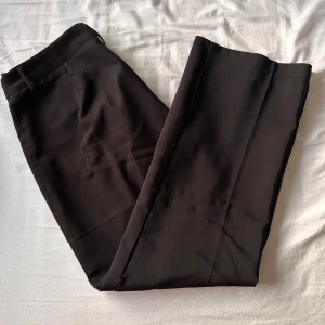 Kostymbyxor💓 - Sköna low/midwaist kostymbyxor från Madlady. Dom är väl använda, men i bra skick! Dock har jag lagat dom med symaskin på ett ställe, se första samt sista bilden, men det är absolut inget man tänker på! Dom är i storlek 38 short, och passar mig bra som är ca 162cm💗 nypris: ca 649kr