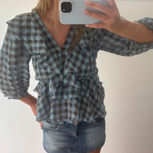 Blårutig blus med volanger - Så söt blus med volanger och trekvartsärm från Neo Noir! Storlek xs men passar mig som vanligtvis har S 💘