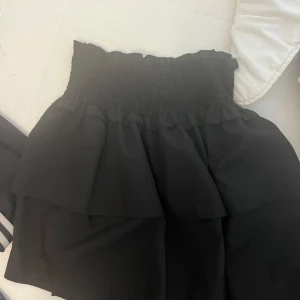 Svart volangkjol   - Jätte fin och skön volangkjol från shein i stolek M , perfekt inför sommaren 