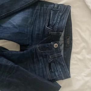 Lågmidjade jeans  från Guess - Snygga lågmidjade utsvängda mörkblåa jeans från guess. Skulle säga storlek xs-! Köpta för 500 då jag säljer för 350! De är vinted så går ej att köpa någonstans