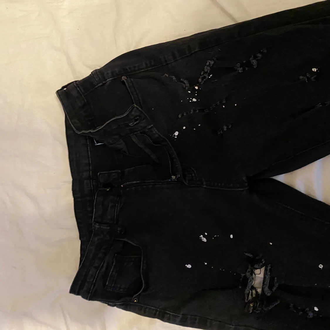 Svarta ripped skinny jeans med färgstänk - 2