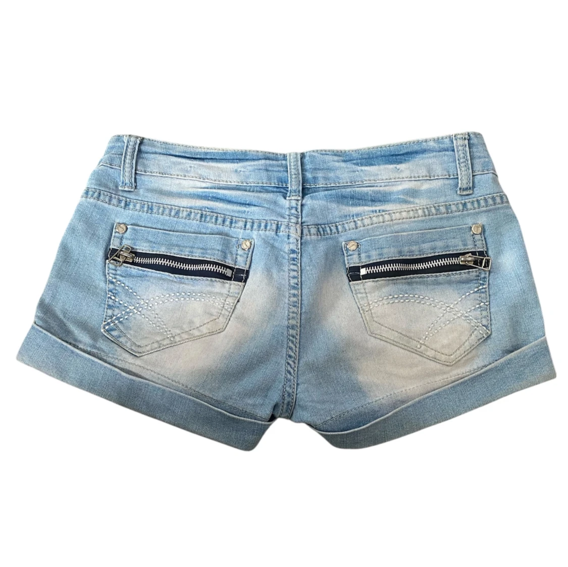 LjusblĂ„ lowrise jeans med svart dragkedja dekorationđ€