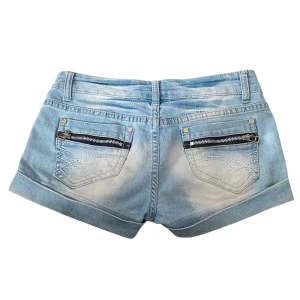 Ljusblå lowrise jeans med svart dragkedja dekoration🖤 - I mycket bra skick, utan defekter. Jätte snygg deisgn, perferkta för sommaren. Jag rekommenderar, skriv vid frågor❕  Ha i tanken att dem är lowrise när du kollar på måttet! Inga bilder på💔 MÅTT Midjemått: 37cm Midjehöjd: 18cm Fraktas alltid samma eller dagen efter köpet!   Vill du slippa frakten eller kika på liknande plagg? Kom gärna förbi Karlaplan loppisen den 12/7!💋 