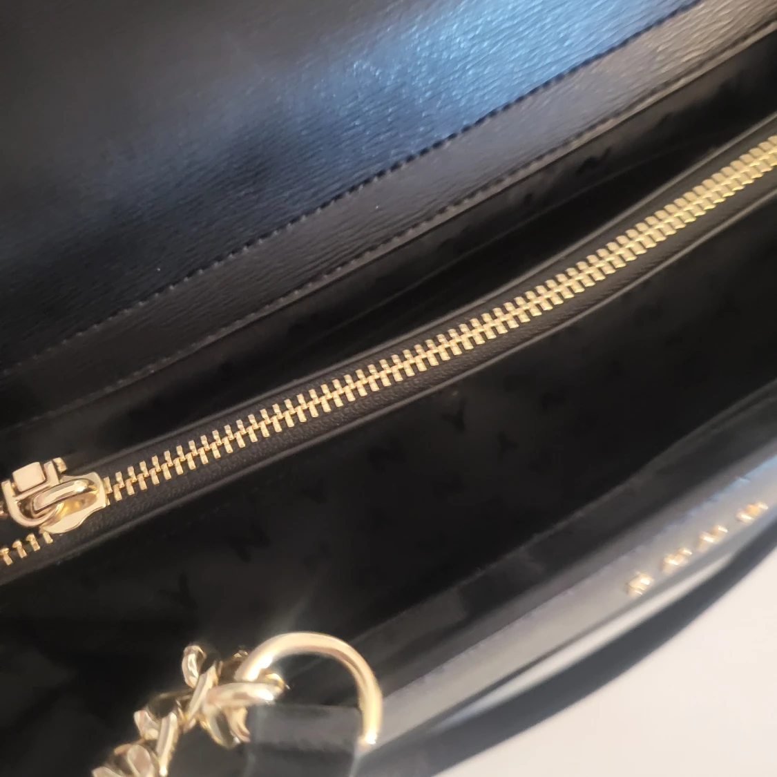 Svart handväska från DKNY med guldkedja - 1