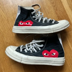 Converse x CDG Play svarta high tops - Säljer dessa då de sällan kommer till användning. Har använt dom sällan och skicket är mycket bra. Byter man ut skosnörena och torkar gummisulan lite kommer de se ut som nya. Har ej kvar skokartongen