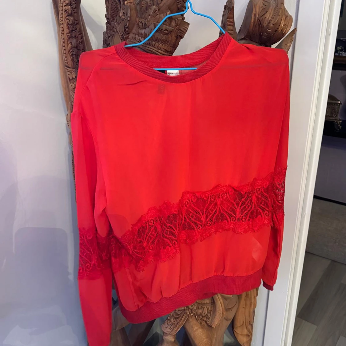 Röd tröja med spetsdetalj, strl 34