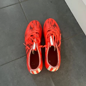 Röda Adidas fotbollsskor - Säljer ett par röda gamla adidas f10. Säljer pga dem är för små, Dem är i bra skick.