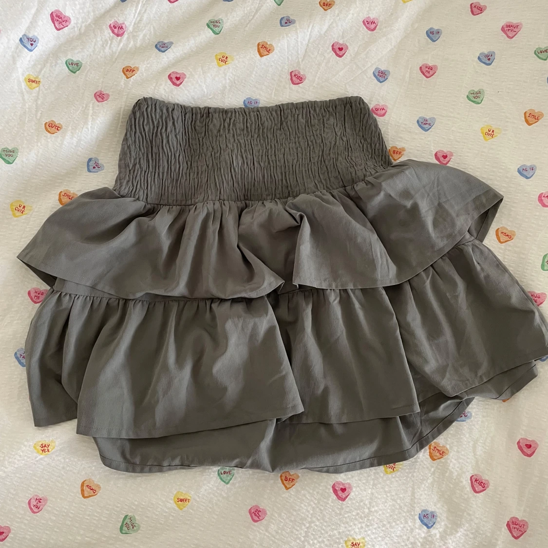 Grå volangkjol från ICHI