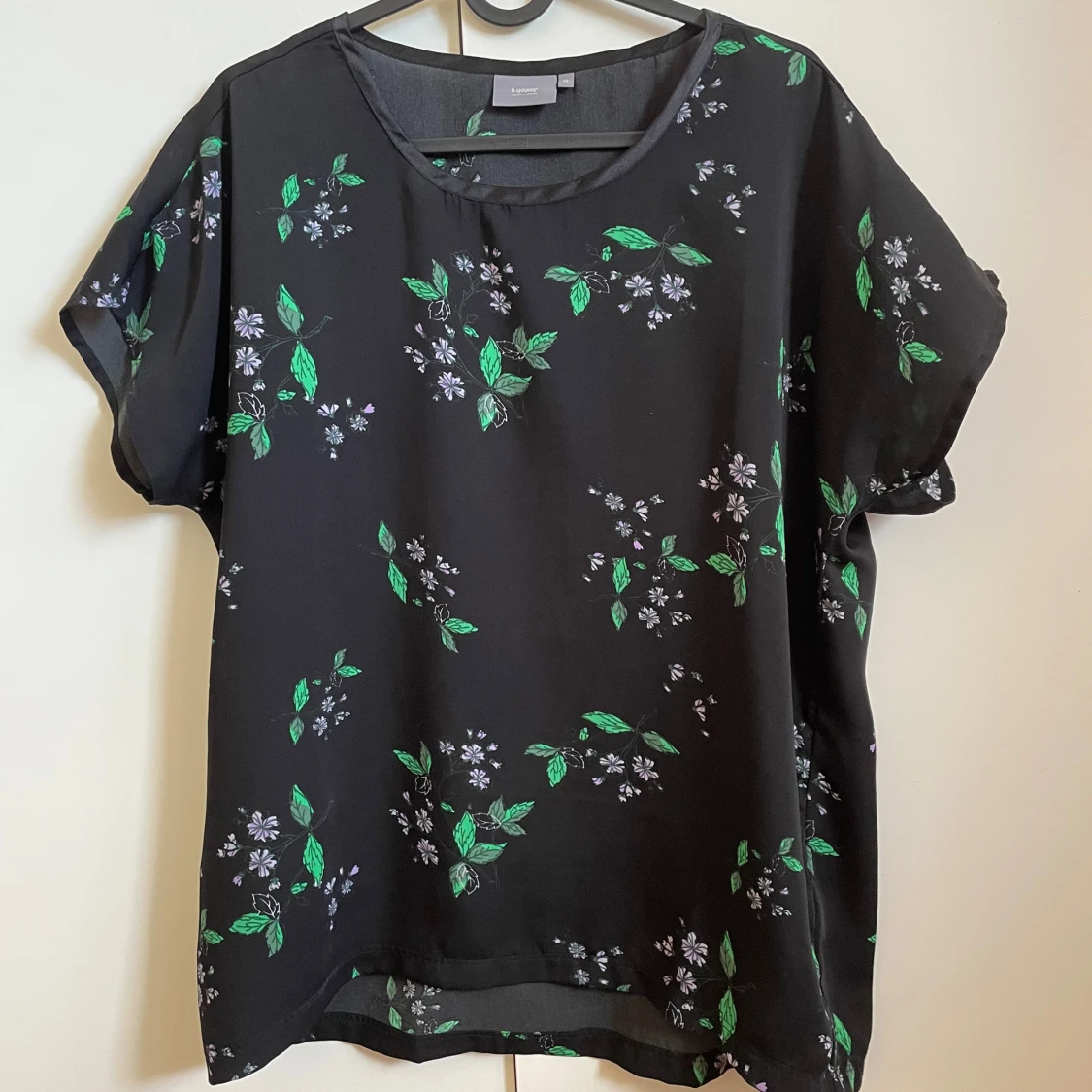 Svart blommig blus från b.young