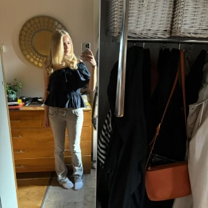 Intressekoll! Marinblå off shoulder med volanger - Intressekoll på denna marinblå toppen med volanger och oneshoulder-design. Toppen har flera lager volanger och en axelbandslös sida, vilket ger en snygg och trendig look. Perfekt att styla med tex jeans eller kjol!