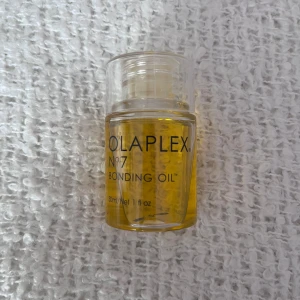 Olaplex No.7 Bonding Oil 30ml - Olaplex No.7 Bonding 30 ml. Oljan används för att ge glans och skydd till håret. Perfekt för att minska friss och stärka håret utan att tynga ner. Lite använd som ni kan se på sista bilden, men fortfarande mycket kvar. Skriv om ni har några frågor☺️