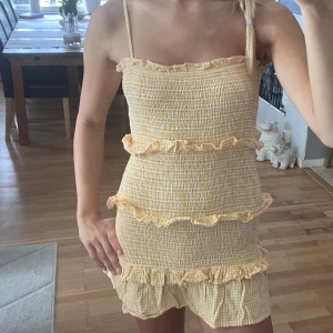 Gul  kortklänning med volanger  - Zara klänning , ljusgul med volanger 