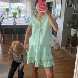 Ljusgrönt set kjol topp med knyt - Set med kjol och topp , i grön blå 