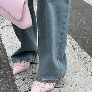 Rosa klackar, intresserad av byte - Super snygga ljusrosa klackar med spetsig tå och rosett från Nelly. I storlek 40 och för stora på mig, byter gärna om någon har i storlek 38💕💕