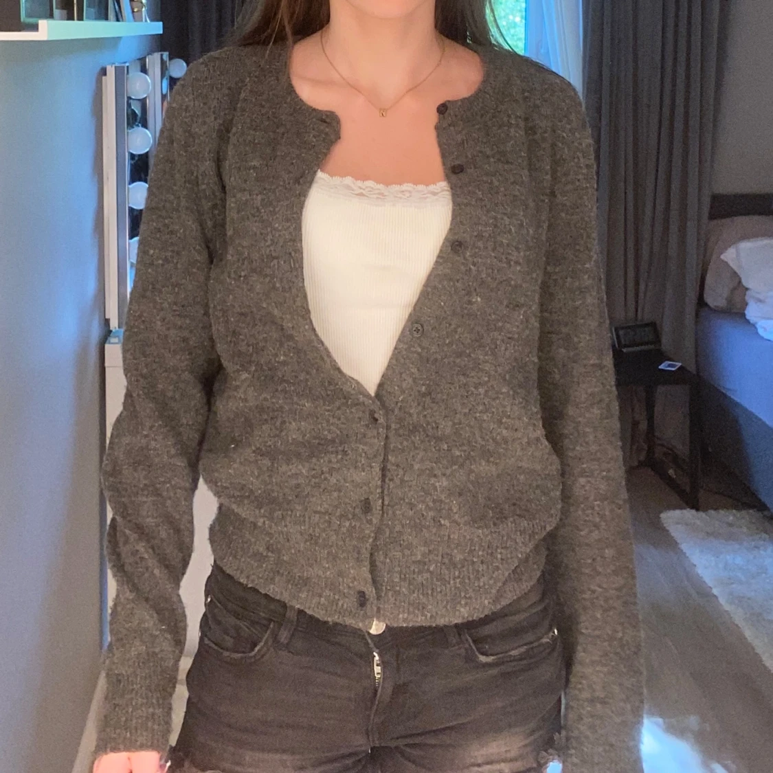 Grå kofta med rund hals