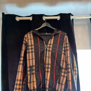 Vindjacka - Säljer nu min jacka då den ej kommer till användning. Perfekt för höst och sommar kvällar. Den har några smådefekter, inget som märks riktigt och den ger ett bra helhetsintryck. Storlek S-M, skriv vid minsta intresse. Priset är ej hugget i sten