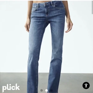 Lågmidjade jeans - Säljer dessa superfina lågmidjade bootcutjeans från zara som inte säljs längre. De är i storlek 34 och passar mig som brukar ha ca innerbenslängden 80.  Kontakta för fler frågor eller bilder💕 jag har även ett par likadana men i snäppet mörkare blå om någon skulle vara intresserad🤗💕