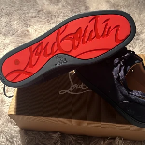 Christian Louboutin  - Tjenare Säljer ett par Christian Louboutin. Då dem var för små för mig helt nya vill få sålt dem snabbt så jag kan köpa nya kan tänka mig gå ner i pris vid snabb affär. Hör av er om ni undrar något! 